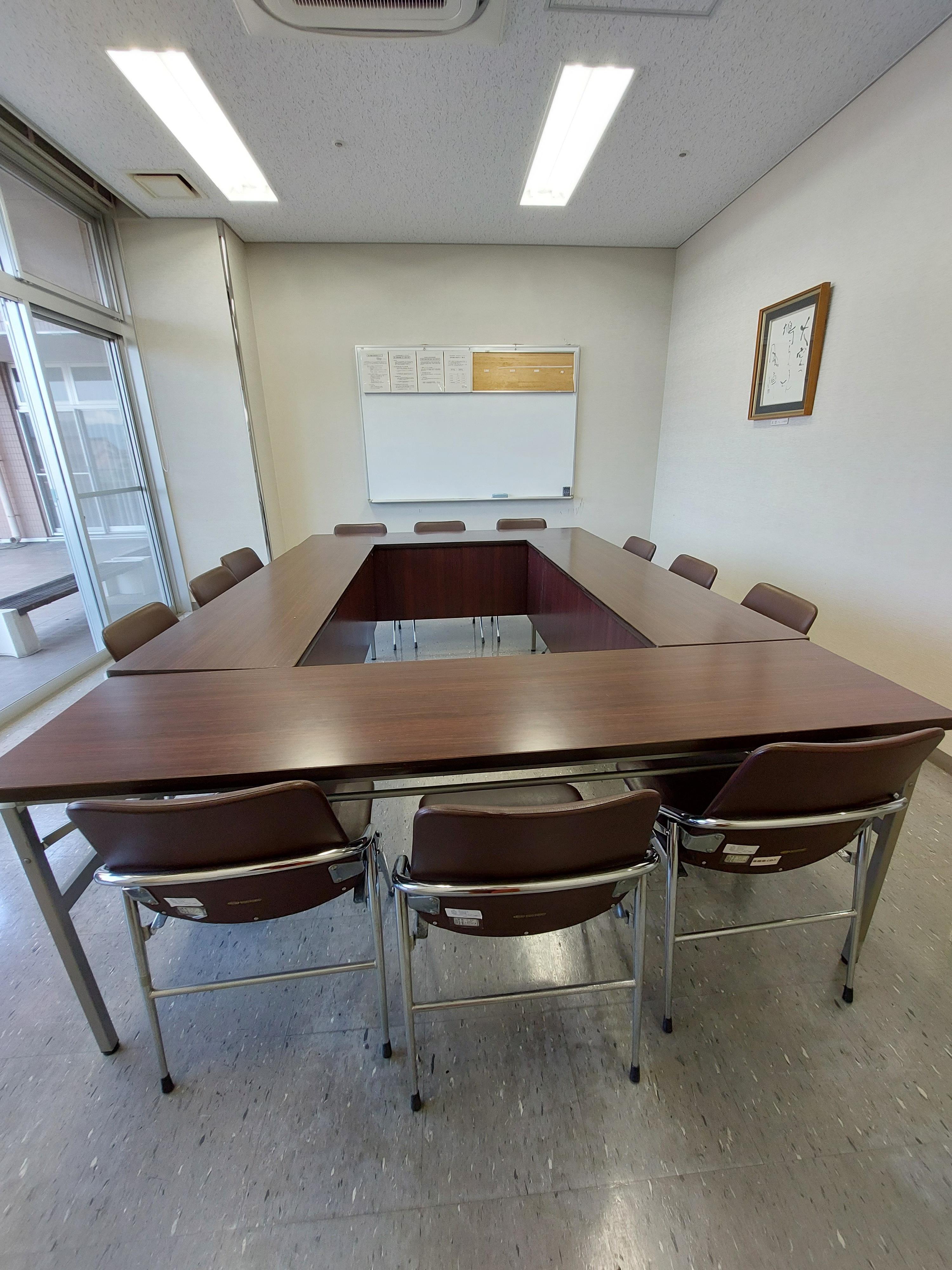 会議室（小）。会議用の机と椅子が配置されている。