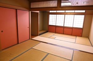 和室。畳と座卓を備えた無人の室内。