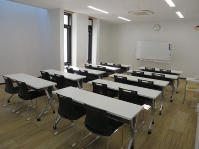 遠野市民センター第1会議室。机と椅子が並ぶ室内。