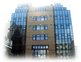 和歌山市勤労者総合センターの外観。ガラス窓のある建物を正面から見た様子。