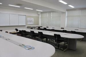 エルセンターの学習室。大きな机と椅子がある室内。