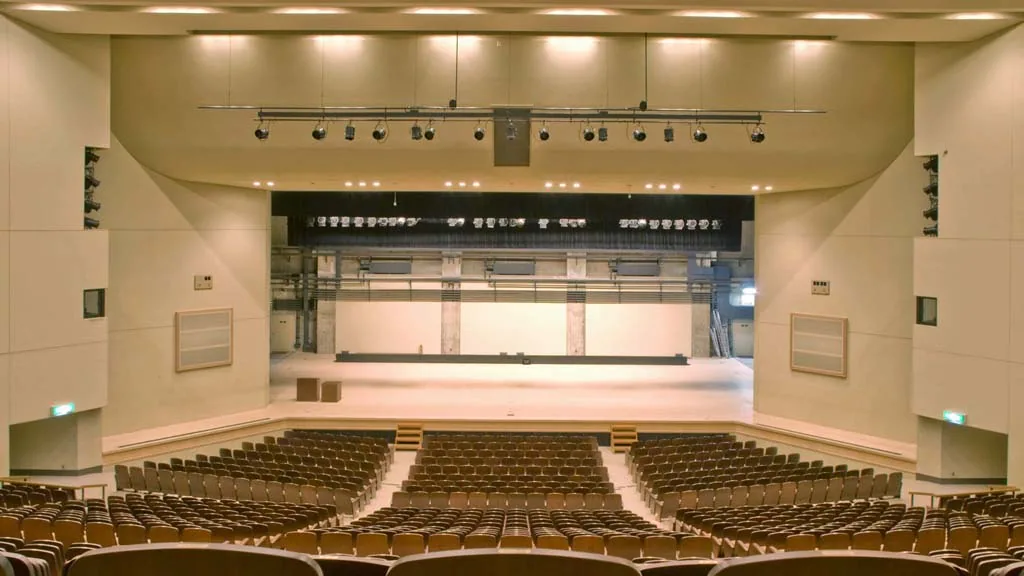 高山市民文化会館の大ホール 客席と舞台
