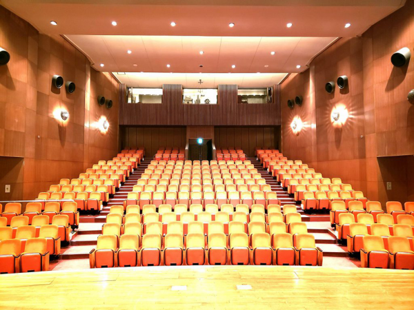 白岡市コミュニティセンターの舞台ホール。舞台側から見た客席。