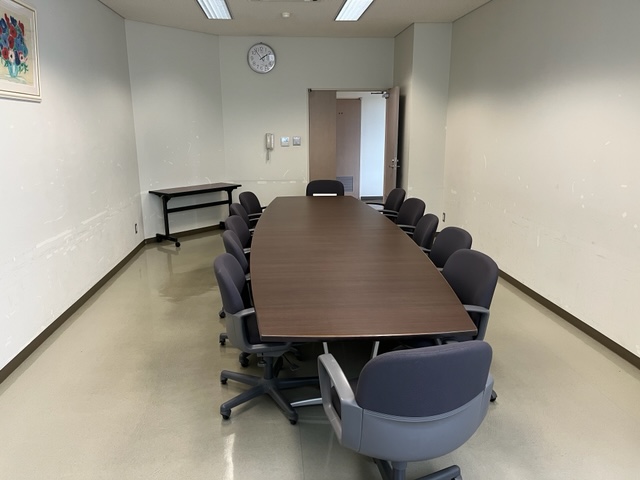 別館の会議室。