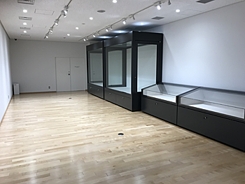 白岡市生涯学習センター（こもれびの森）のギャラリー（企画展示室）。展示ケースのある室内。