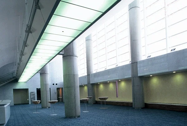 伊丹市立文化会館（東リ いたみホール） 大ホールホワイエ