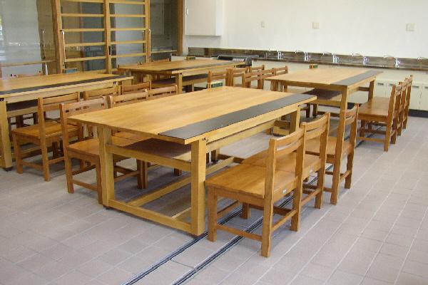 作業台と椅子、手洗い場を備えた福祉の家の工房1。