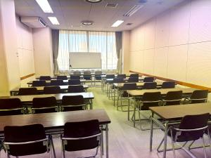 無人の第3会議室。机と椅子がスクール形式に並ぶ室内。