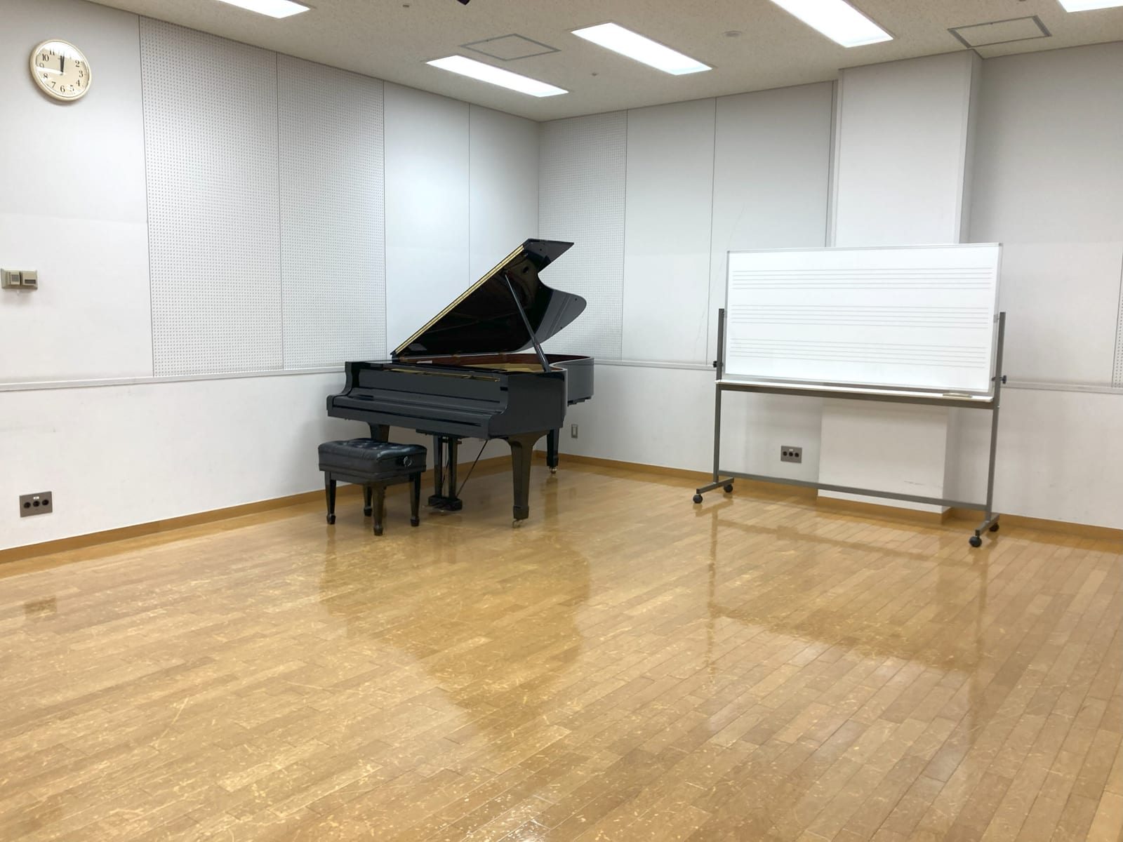 小練習室2。ピアノと椅子を備えた練習室。