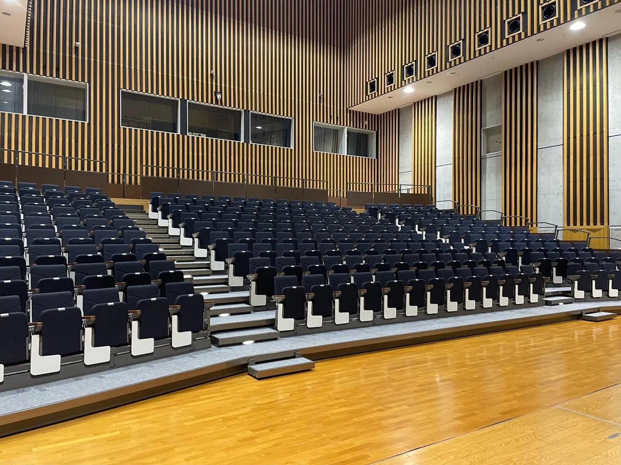 東海村産業・情報プラザ「アイヴィル」多目的ホール座席あり前方