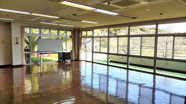 三日月橋生涯学習センターの講座室。窓に面した明るい室内にホワイトボードがある。