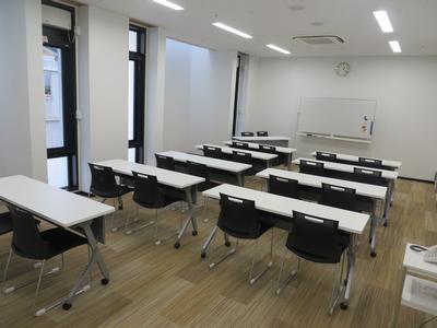 遠野市民センター第2会議室。机と椅子が並ぶ室内。