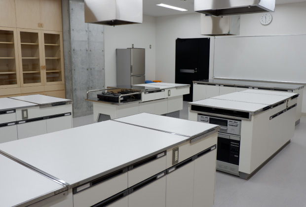大庄北生涯学習プラザの実習室。複数の調理台を備えた室内。