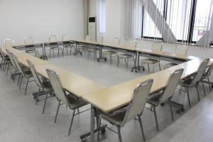 鯖江市文化センターの第3練習室。机と椅子が配置されている。