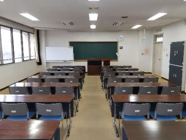 城南市民センター 会議用テーブルを配置した第２会議室