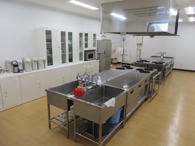 遠野市民センター実習室。調理台や調理器具が並ぶ室内。