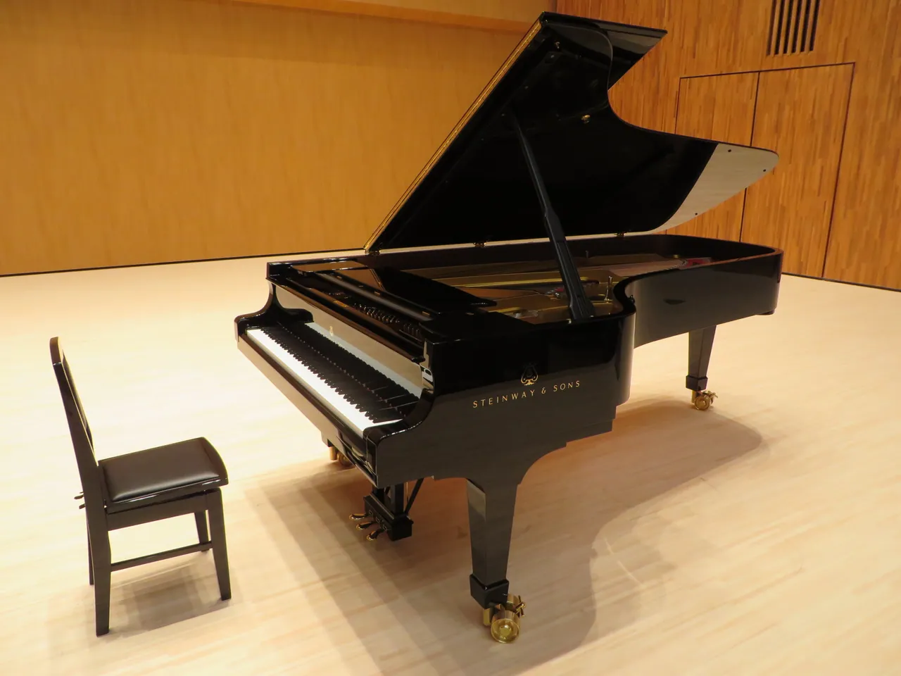 文化の杜交流館 コモッセ 文化ホールのピアノ