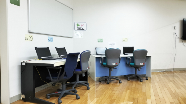 越谷市市民活動支援センターのパソコンコーナー。利用者用パソコンが並ぶ。