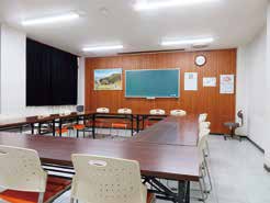 水野地域交流センター（まほろば館）の第1会議室。机と椅子が配置されている。