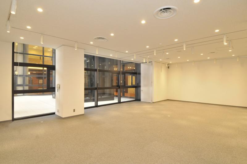 安城市文化センターの展示室1。展示に使える広い室内。
