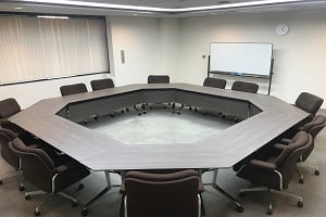 和歌山市勤労者総合センター第1会議室。円形の会議テーブルと椅子が配置されている。