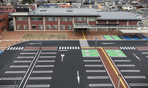 佐久市生涯学習センター（野沢会館）の外観。建物正面と駐車場が見える。