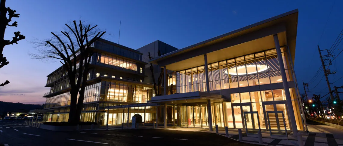 秩父宮記念市民会館 市民会館 外観（夜景）