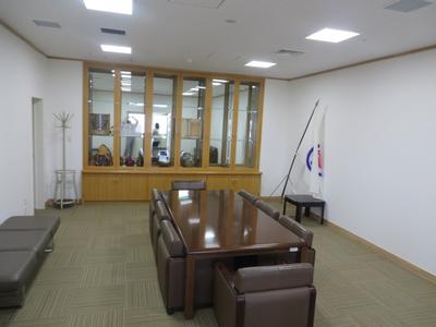 遠野市民センター応接室。ソファとテーブルのある室内。