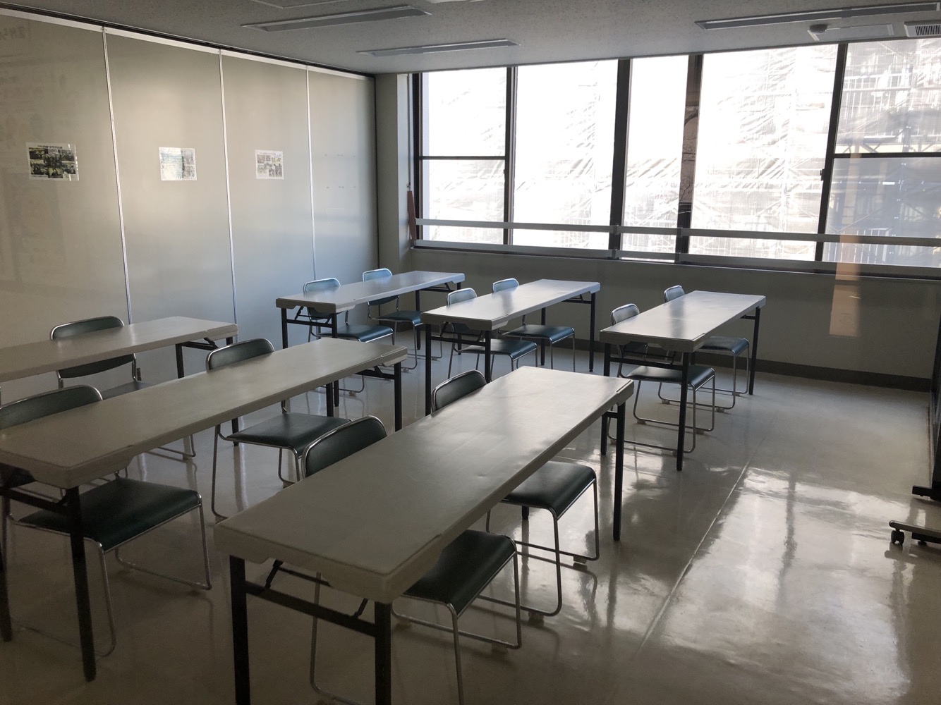 共育プラザ小岩の多目的室。テーブルと椅子が並ぶ室内。