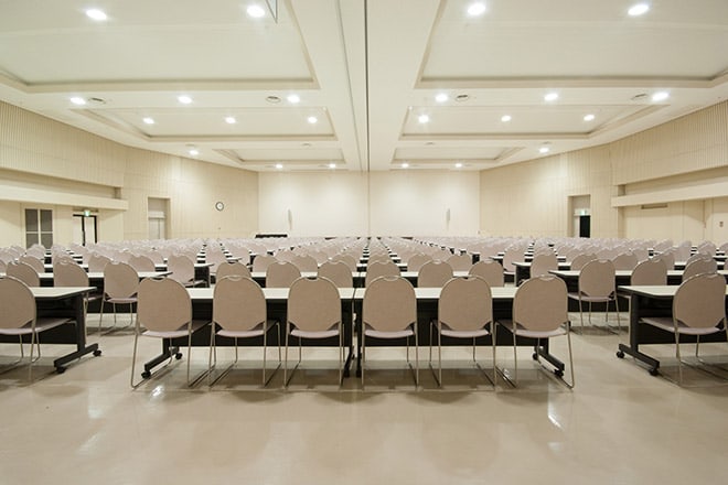 会議や研修に利用できる大会議室。机と椅子が並ぶ室内。