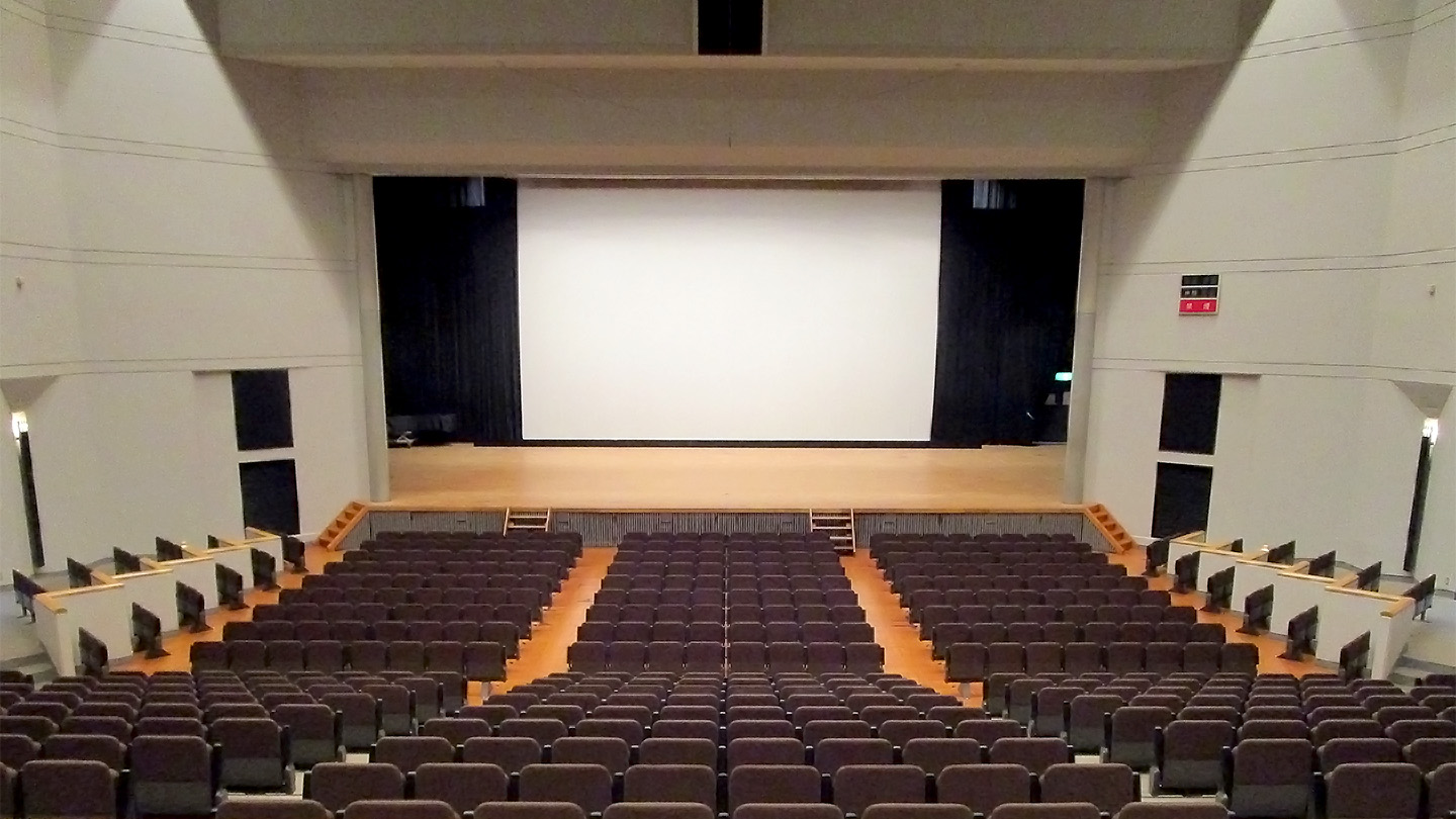 松前総合文化センター 松前町ふるさとライブラリーの客席から舞台を見た広域学習ホール。