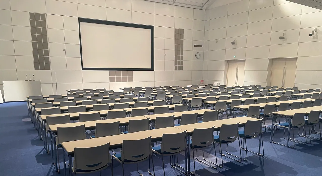 岐阜県科学技術振興センター プラザホール（客席側から）