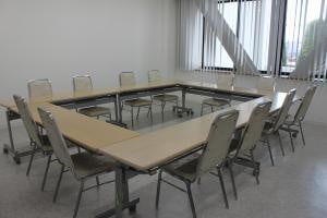 鯖江市文化センターの第2練習室。机と椅子がロの字型に配置されている。