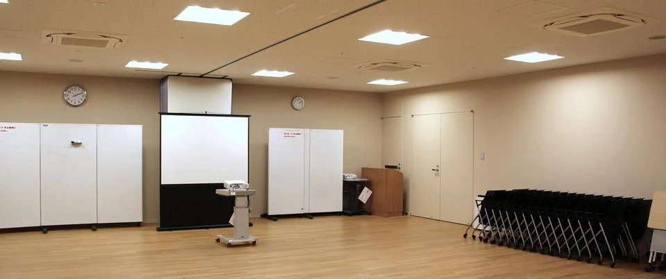 兵庫県立神戸生活創造センター 講座研修室（プロジェクター利用レイアウト）