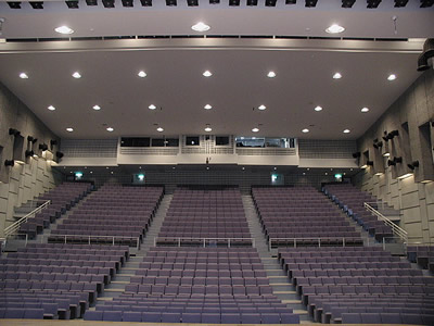 遠野市民センター大ホールの客席。