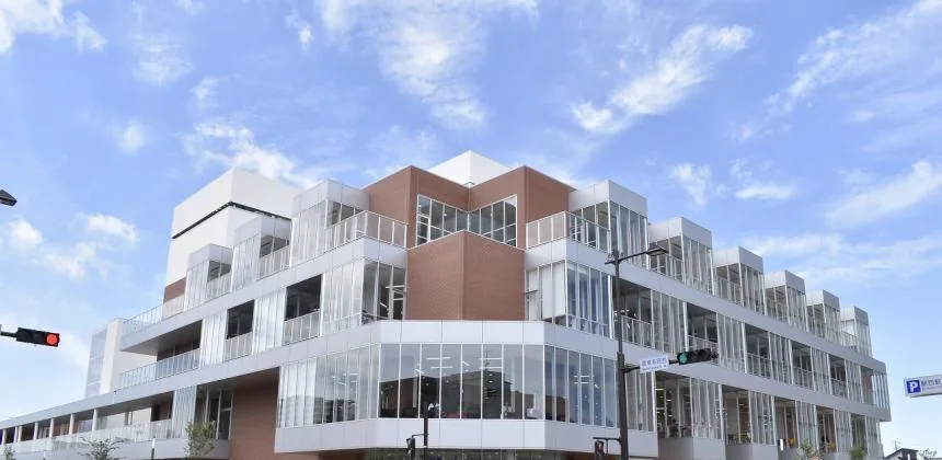 安城市図書情報館が入るアンフォーレ本館の外観。
