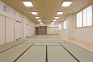 畳敷きの和室。障子、床の間、広い室内が見える。