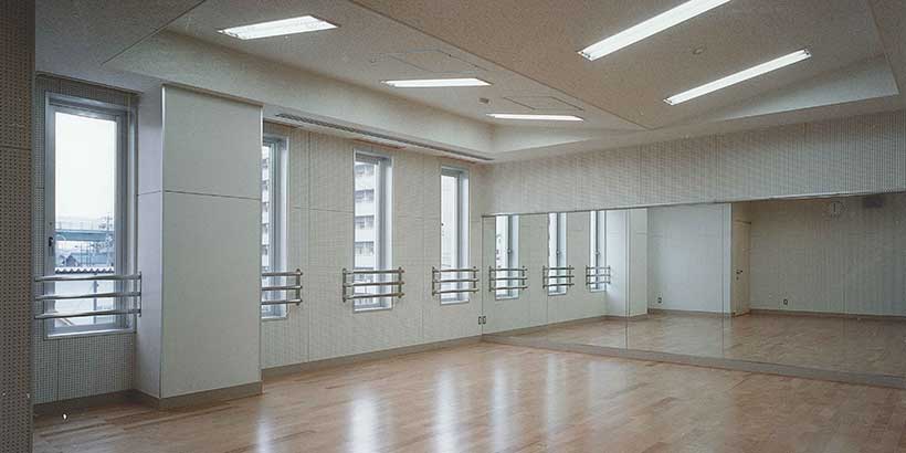 北文化小劇場の鏡張りの練習室。
