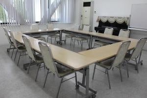 鯖江市文化センターの第2練習室。窓側から机と椅子を見た様子。