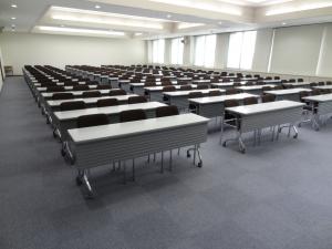 机と椅子をシアター形式に並べた本館第1研修室。