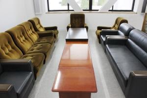 鯖江市文化センターの第1練習室。ソファとテーブルが配置されている。