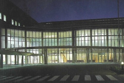 豊川市音羽文化ホール（ウィンディアホール）の夜間の外観。豊川市公式サイト掲載写真。