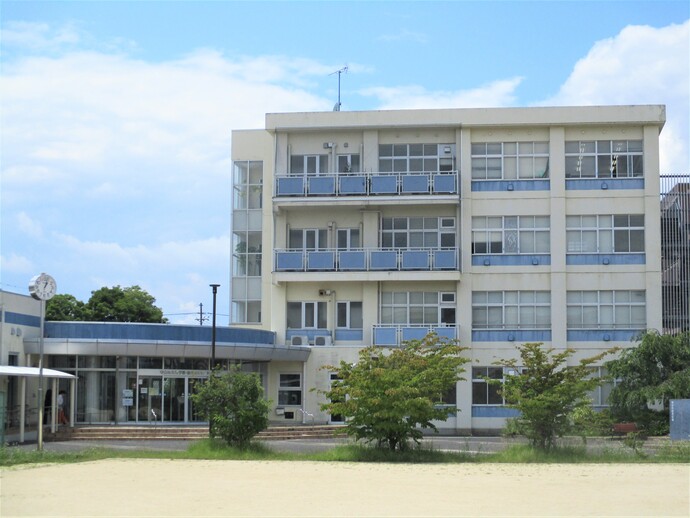 守山市生涯学習・教育研究センター「エルセンター」の外観。