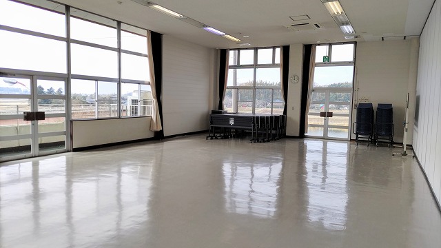 三日月橋生涯学習センター第3研修室。大きな窓に面した明るい室内。