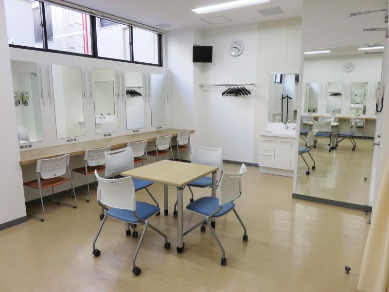 安城市文化センターの楽屋1。鏡台やテーブル、椅子のある控室。