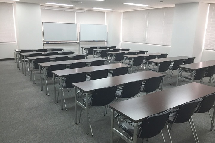 複数の机と椅子が配置された602号室の室内。