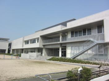 中央公園側から見た建物南側の外観と入口。