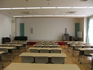 エルセンターの大会議室A。机と椅子が並ぶ会議・講演向けの室内。