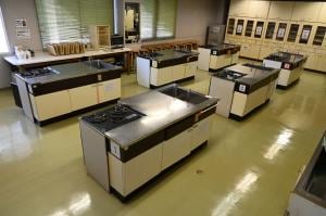 調理実習室。調理台と設備を備えた無人の室内。