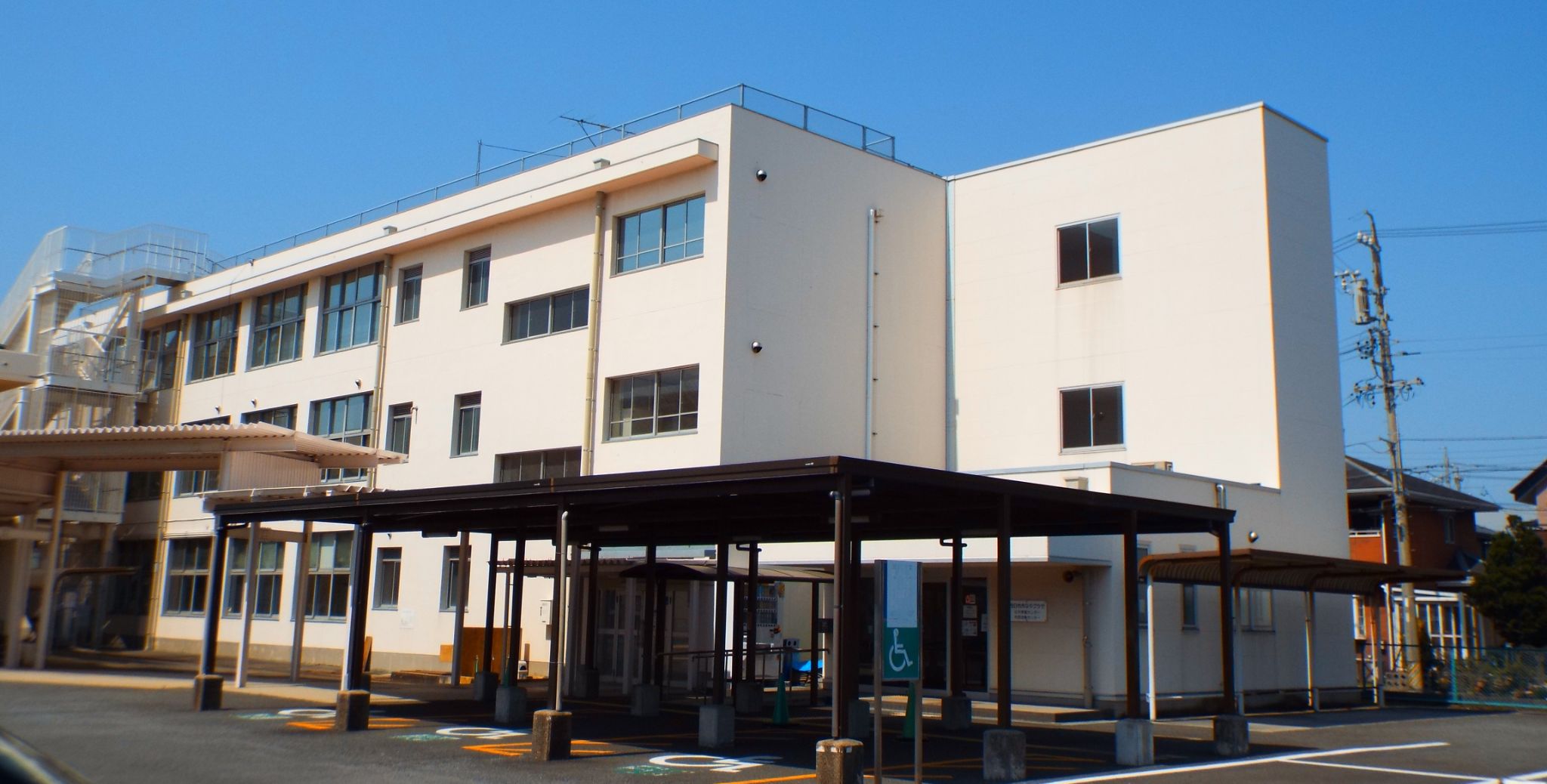 四日市市なやプラザの建物外観